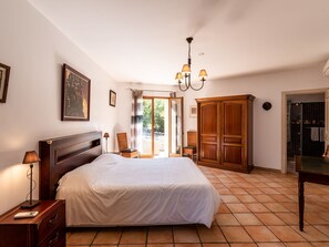 5 Schlafzimmer, Schreibtisch, Internetzugang