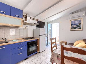 Refrigerador, microondas, horno y utensilios de cocina 