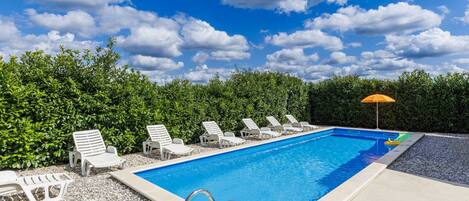 حمّام سباحة مُدفَّأ