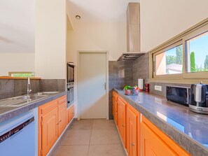 Geladeira, micro-ondas, fogão, lava-louças