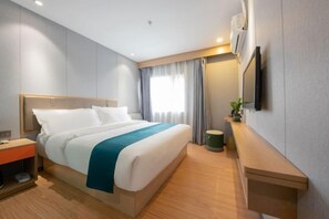 A hotel room with a bed, bedside table, TV, and a window with curtains. - Aige Hotel (Shenzhen Bao'an Fanshen Subway Station) (Shenzhen)