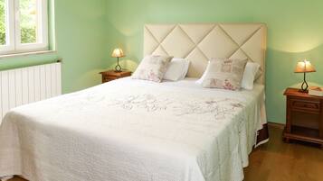 2 bedrooms, iron/ironing board, WiFi