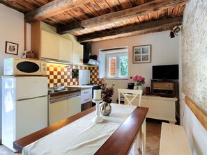 Refrigerador, horno, lavavajillas y utensilios de cocina 
