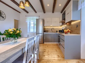 Geladeira, micro-ondas, fogão, lava-louças