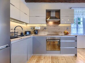 Geladeira, micro-ondas, fogão, lava-louças