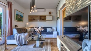 Una sala moderna con dos sofás, una mesa de centro y un televisor.