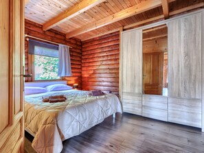 4 bedrooms, iron/ironing board, internet
