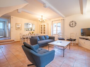 TV, fireplace, DVD player - Le Domaine de St. Endréol Golf & Spa by Interhome (La Motte en Provence)
