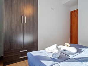 2 bedrooms, iron/ironing board, WiFi, bed sheets