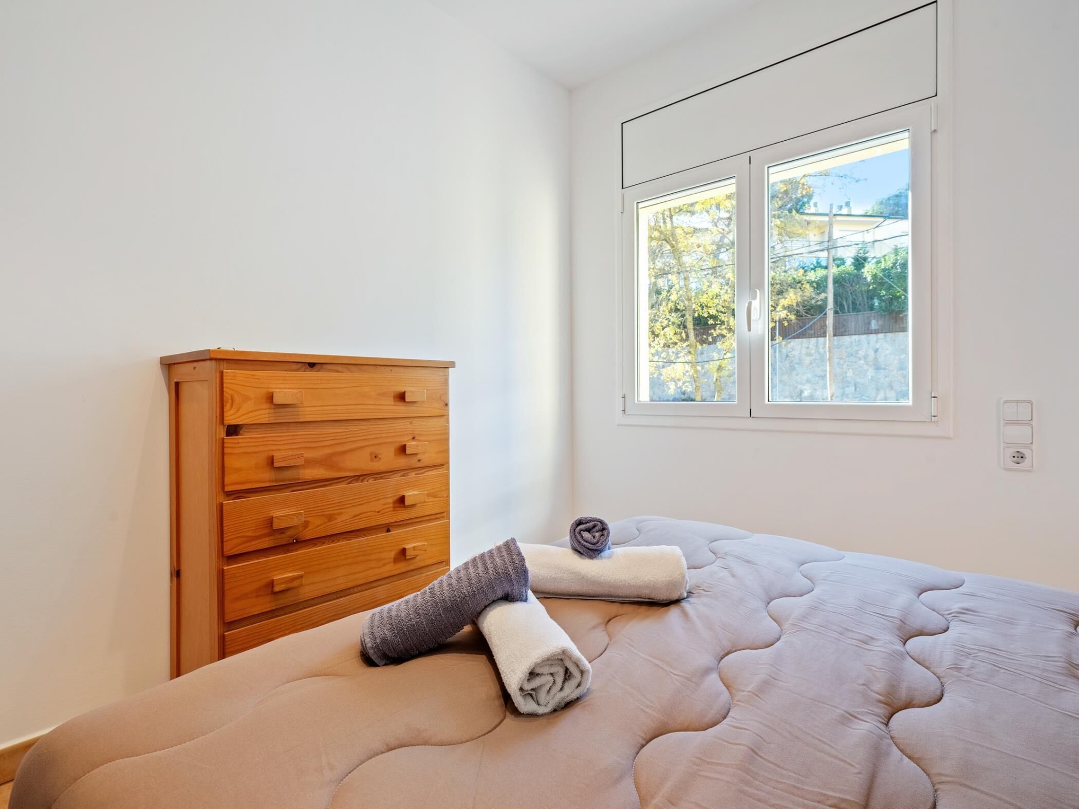 2 habitaciones, tabla de planchar con plancha, wifi y ropa de cama 