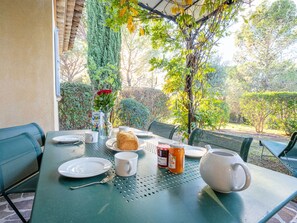 Outdoor dining - Le Domaine de St. Endréol Golf & Spa by Interhome (La Motte en Provence)