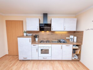 Kjøleskap, mikrobølgeovn, ovn og oppvaskmaskin