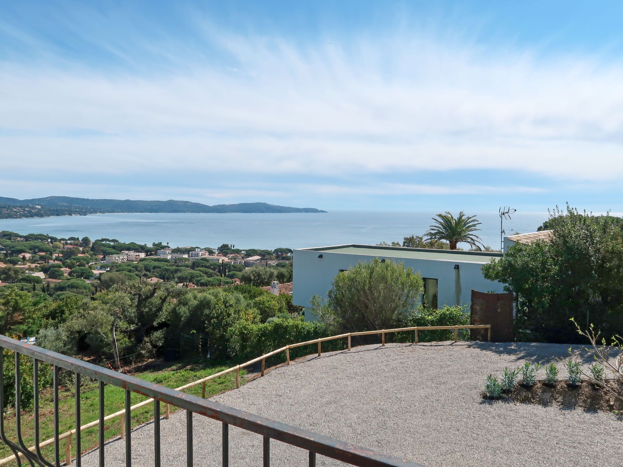 Une vue sur la côte, avec un bâtiment doté d’un toit plat et une zone recouverte de gravier au premier plan.
