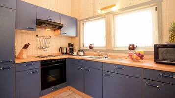 Een koelkast, een oven, een vaatwasser, een kinderstoel