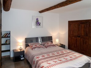 2 bedrooms, iron/ironing board, WiFi