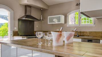 Réfrigérateur, micro-ondes, four, lave-vaisselle