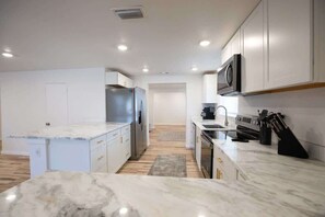 Geladeira, micro-ondas, fogão, cooktop