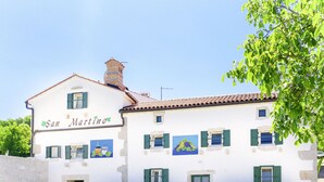 Kaksikerroksinen rakennus, jonka julkisivussa on teksti ”San Martino”.