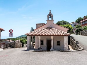 A small building with a bell tower, a no parking sign, and a view of the sea. - Apartment Branka by Interhome (Mošćenička Draga)