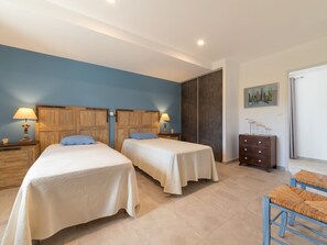 8 bedrooms, iron/ironing board, WiFi