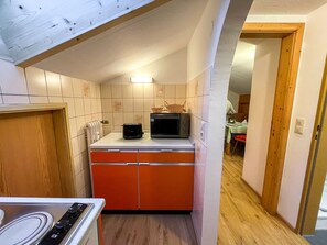 Refrigerador, microondas, tostadora y utensilios de cocina 