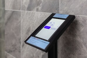 Un quiosco informativo digital con una pantalla que muestra texto y opciones.