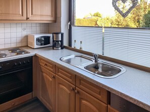 Réfrigérateur, four à micro-ondes, un four, lave-vaisselle