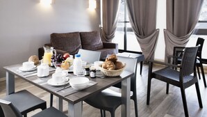 Ein stilvoller Essbereich mit einem für das Frühstück gedeckten Tisch, einschließlich Obst, Brot und Getränke.