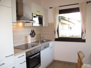 Kühlschrank, Mikrowelle, Ofen, Geschirrspüler