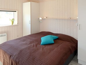 3 bedrooms, desk, WiFi