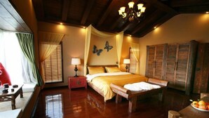 A spacious bedroom with a large bed, wooden furniture, and a chandelier. - Dieshu Private Holiday Villa (Lijiang)