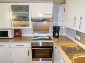 Jääkaappi, mikroaaltouuni, uuni, astianpesukone