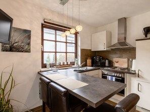 Kjøleskap, ovn, brødrister og høy barnestol