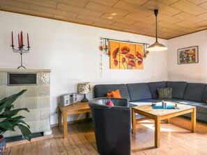 TV, DVD player - von Dollen by Interhome (Wingst)