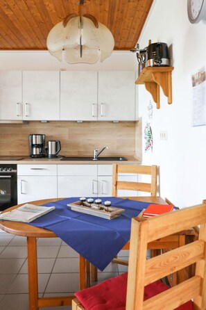 Kühlschrank, Ofen, Kochgeschirr/Geschirr/Besteck