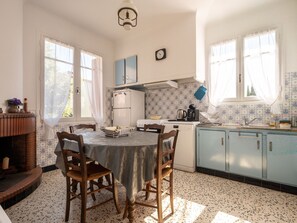 Fridge, microwave, oven, dishwasher - La Vigneronne by Interhome (Fourques)