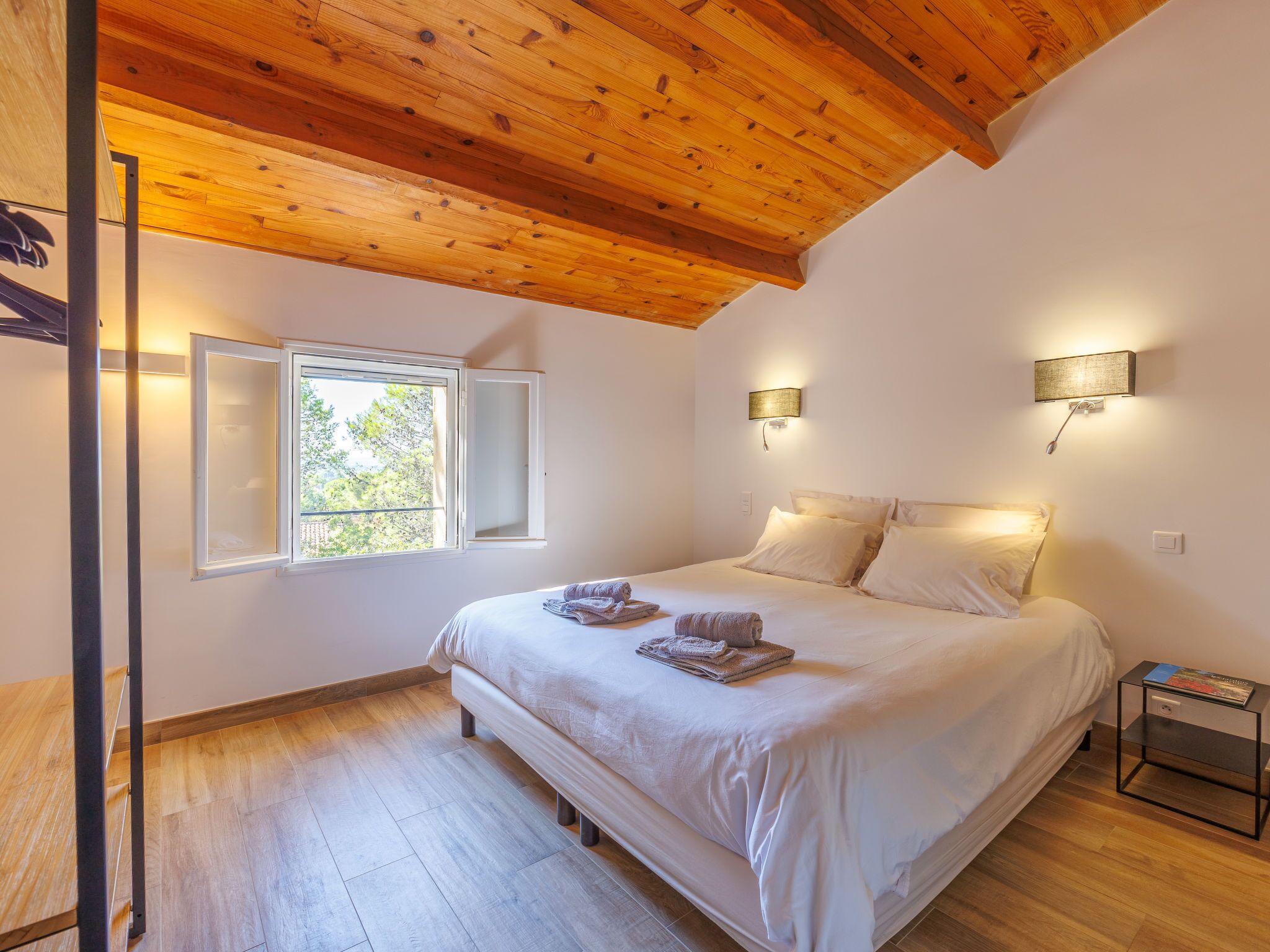 4 عدّة غرف نوم ومكتب ومكواة/لوح كي وواي فاي