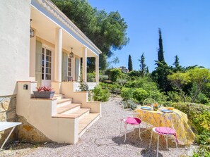 Outdoor dining - Le Farigoulo by Interhome (Sanary sur Mer)