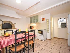 Kjøleskap, mikrobølgeovn, ovn og oppvaskmaskin