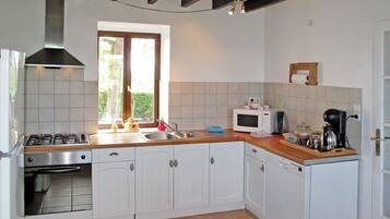 Een koelkast, een microgolfoven, een oven, een vaatwasser