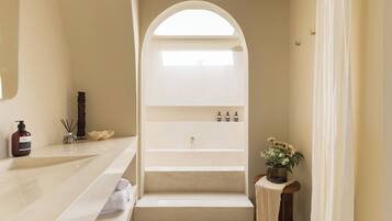 Villa, 1 King Bed, Pool View | Bathroom