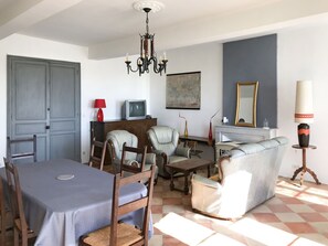 TV, fireplace - La Gaubide by Interhome (Castillonnes)