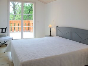 4 Schlafzimmer, Bügeleisen/Bügelbrett