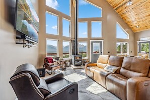 Televisión, chimenea y oficina