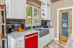 Frigorifero, microonde, forno, piano cottura