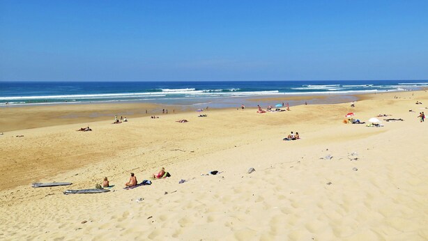 A wide sandy beach with people sunbathing and swimming. - Résidence Lagocéan T3 Classic by Interhome (Vieux-Boucau)