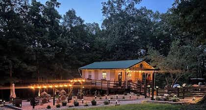 Luxury Cabin, fire pit, hanging chairs, WiFi, forest view, river access
