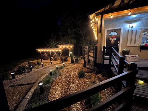 Luxury Cabin, fire pit, hanging chairs, WiFi, forest view, river access