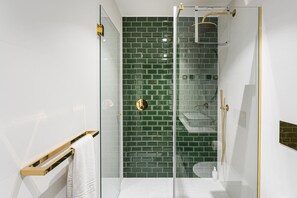 Douche, sèche-cheveux, serviettes fournies
