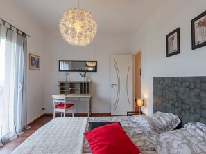 3 Schlafzimmer, Schreibtisch, Bügeleisen/Bügelbrett, WLAN